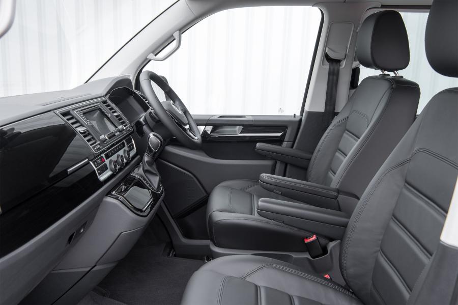 Интерьер Volkswagen Caravelle (T6) 2015 года  (UK) (фото 8 из 20)